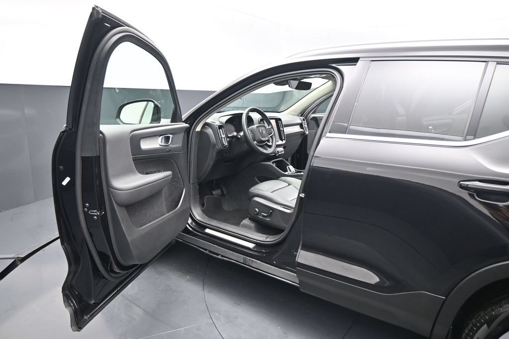 Used 2025 Volvo XC40 B5 Plus AWD/4WD image 8