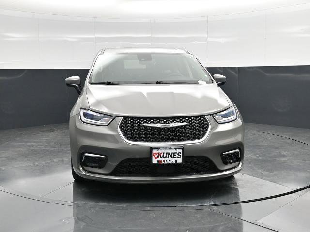 Used 2023 Chrysler Pacifica Touring-L image 4