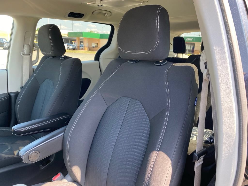 Used 2020 Chrysler Voyager LX FWD image 11