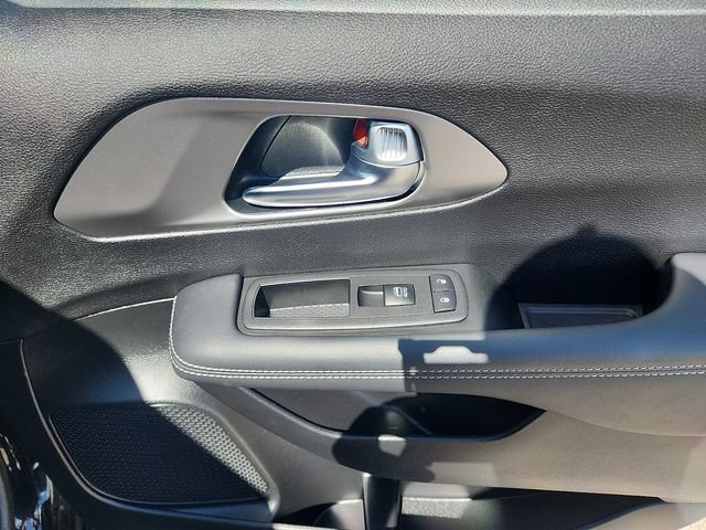 Used 2025 Chrysler Voyager LX FWD image 35