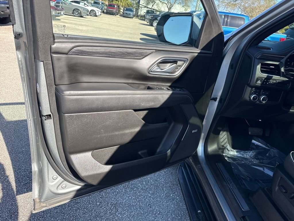 Used 2023 GMC Yukon SLT w/ SLT Luxury Package image 14