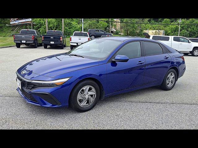 Used 2024 Hyundai Elantra SE FWD image 4
