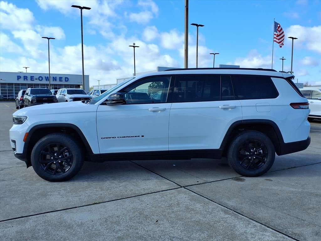 Used 2024 Jeep Grand Cherokee L Laredo image 3