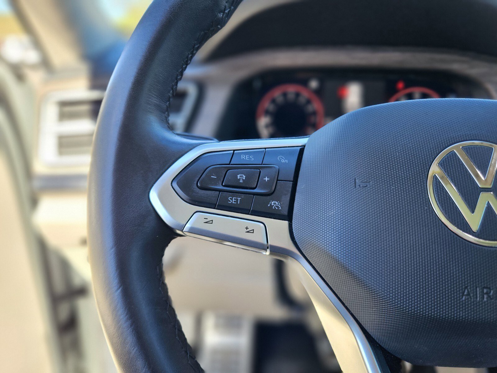 Used 2025 Volkswagen Atlas SEL Premium R-Line image 27