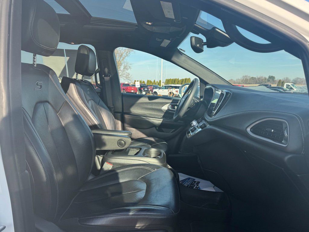 Used 2022 Chrysler Pacifica Touring-L w/ S Appearance Package image 12