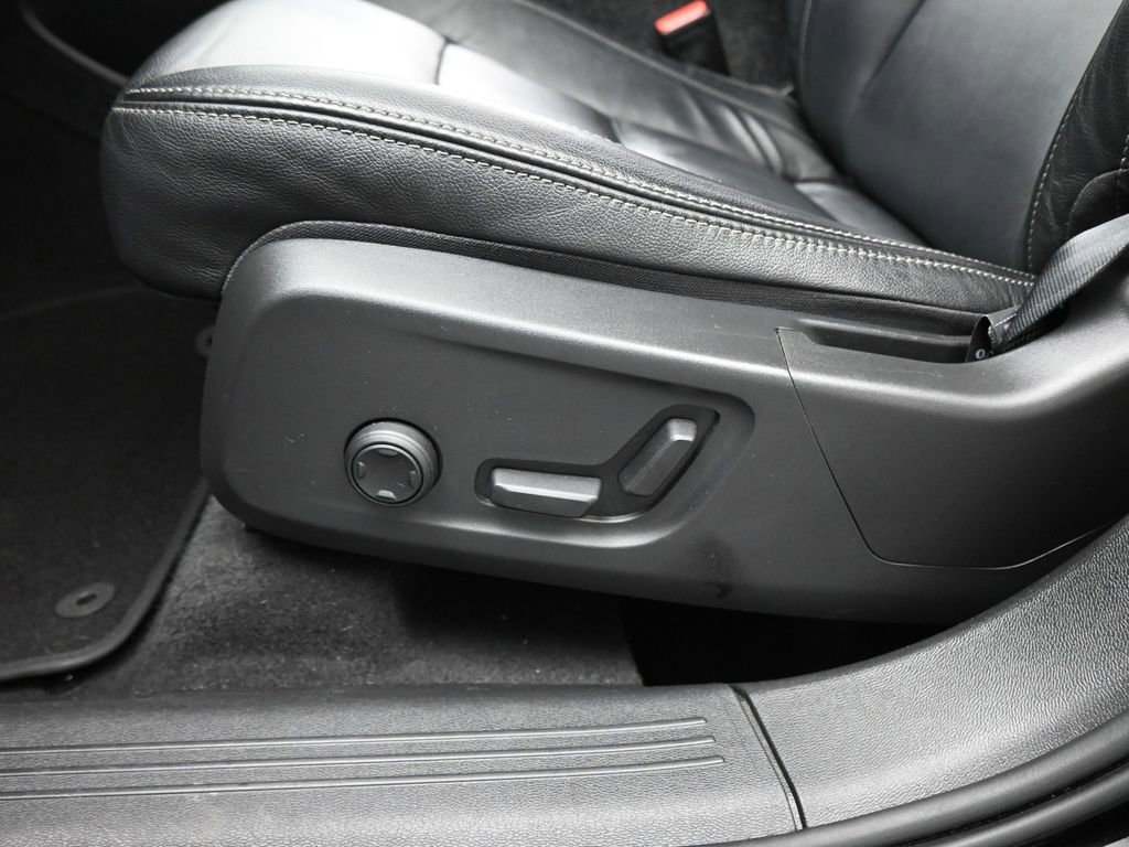 Used 2022 Volvo XC40 T5 Momentum image 10