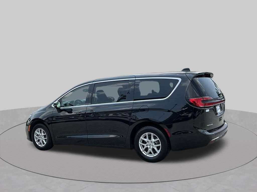 Used 2023 Chrysler Pacifica Touring-L FWD image 5