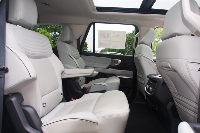 Certified 2025 Ford Expedition Max Platinum w/ Platinum Ultimate Package AWD/4WD image 14