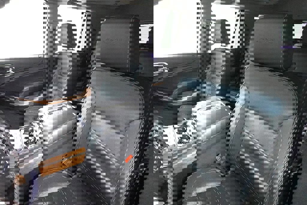 Used 2020 GMC Yukon Denali w/ Denali Ultimate Black Edition image 12