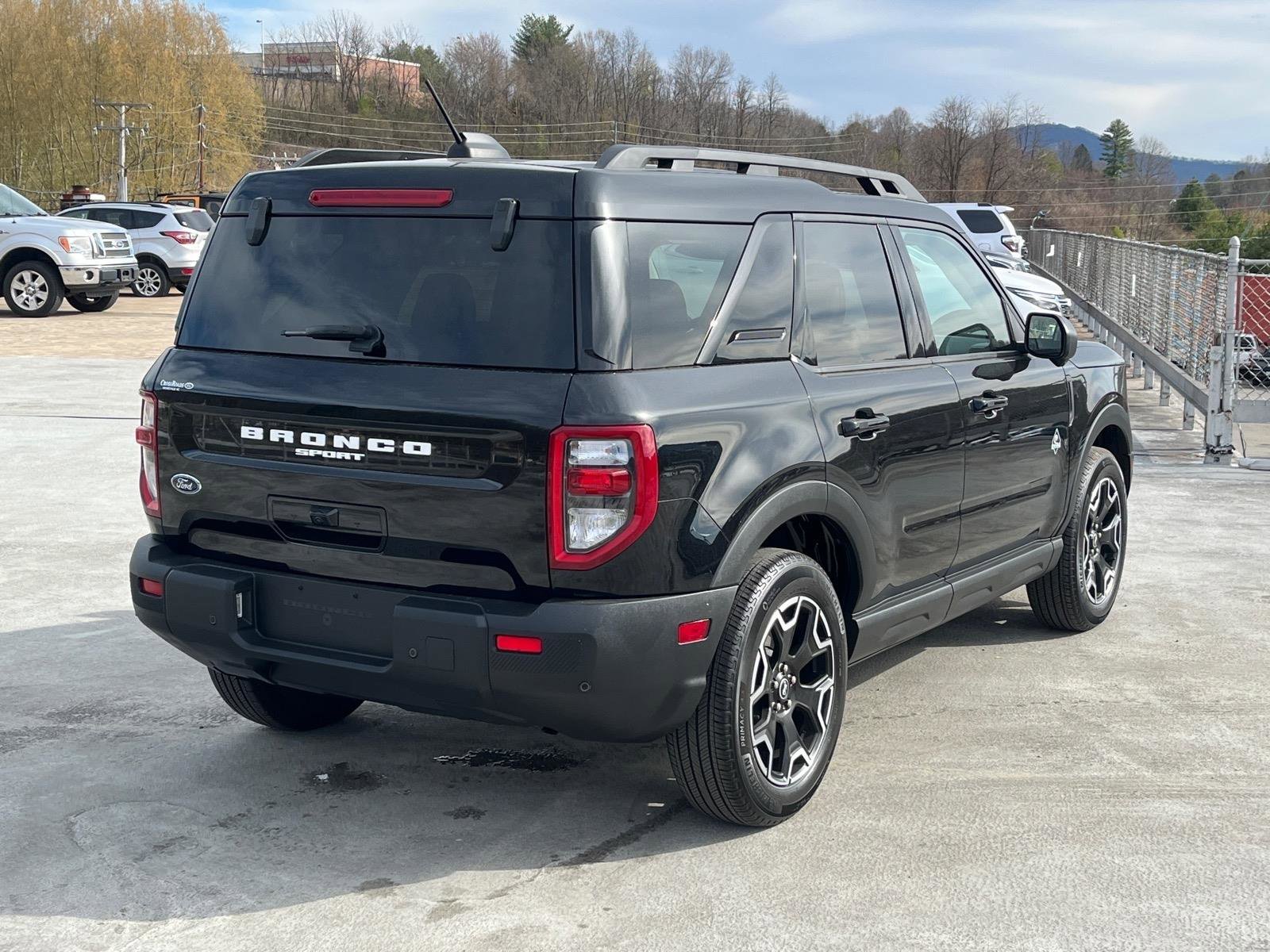 Certified 2025 Ford Bronco Sport Outer Banks w/ Outer Banks Tech Package+ AWD/4WD image 3