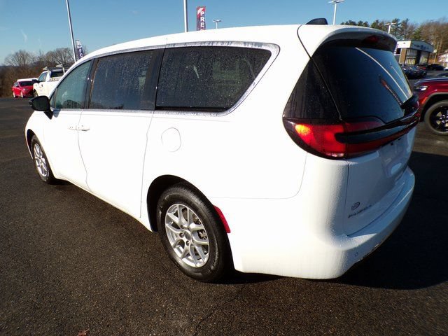 Used 2024 Chrysler Pacifica Touring-L FWD image 3