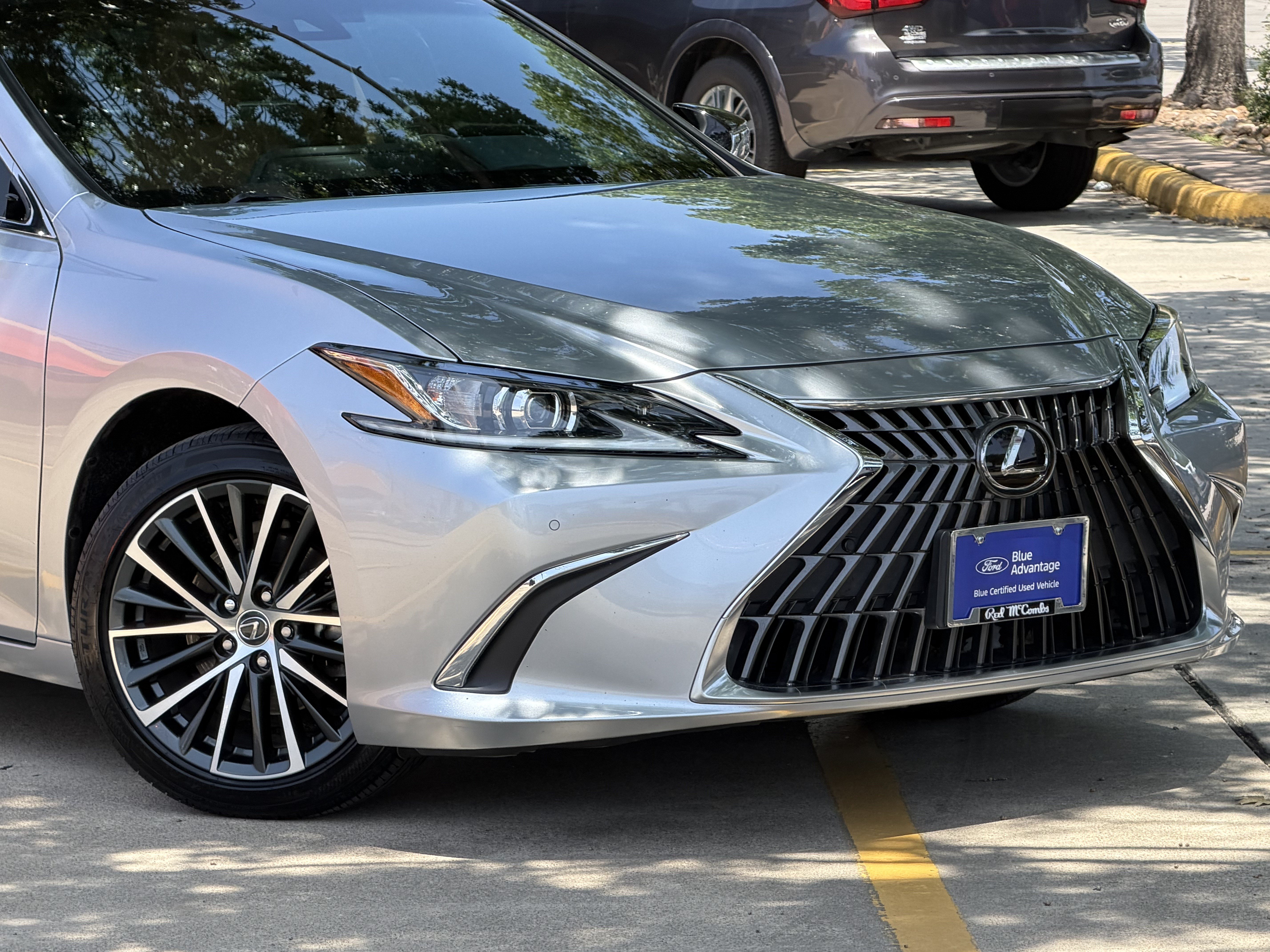Used 2023 Lexus ES 350 w/ Premium Package FWD image 2