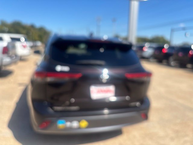 Used 2021 Toyota Highlander Limited FWD image 8