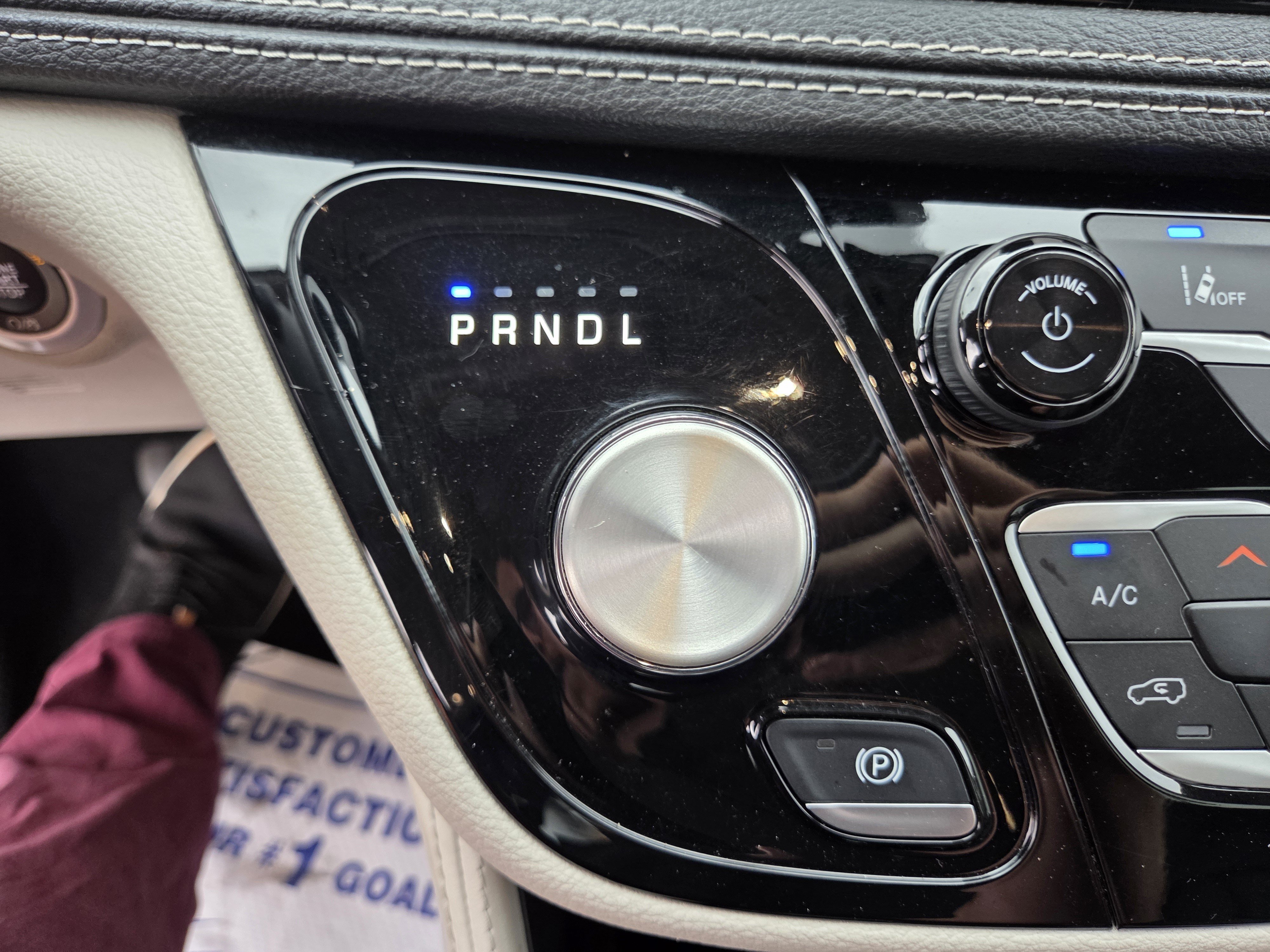 Used 2023 Chrysler Pacifica Limited FWD image 17