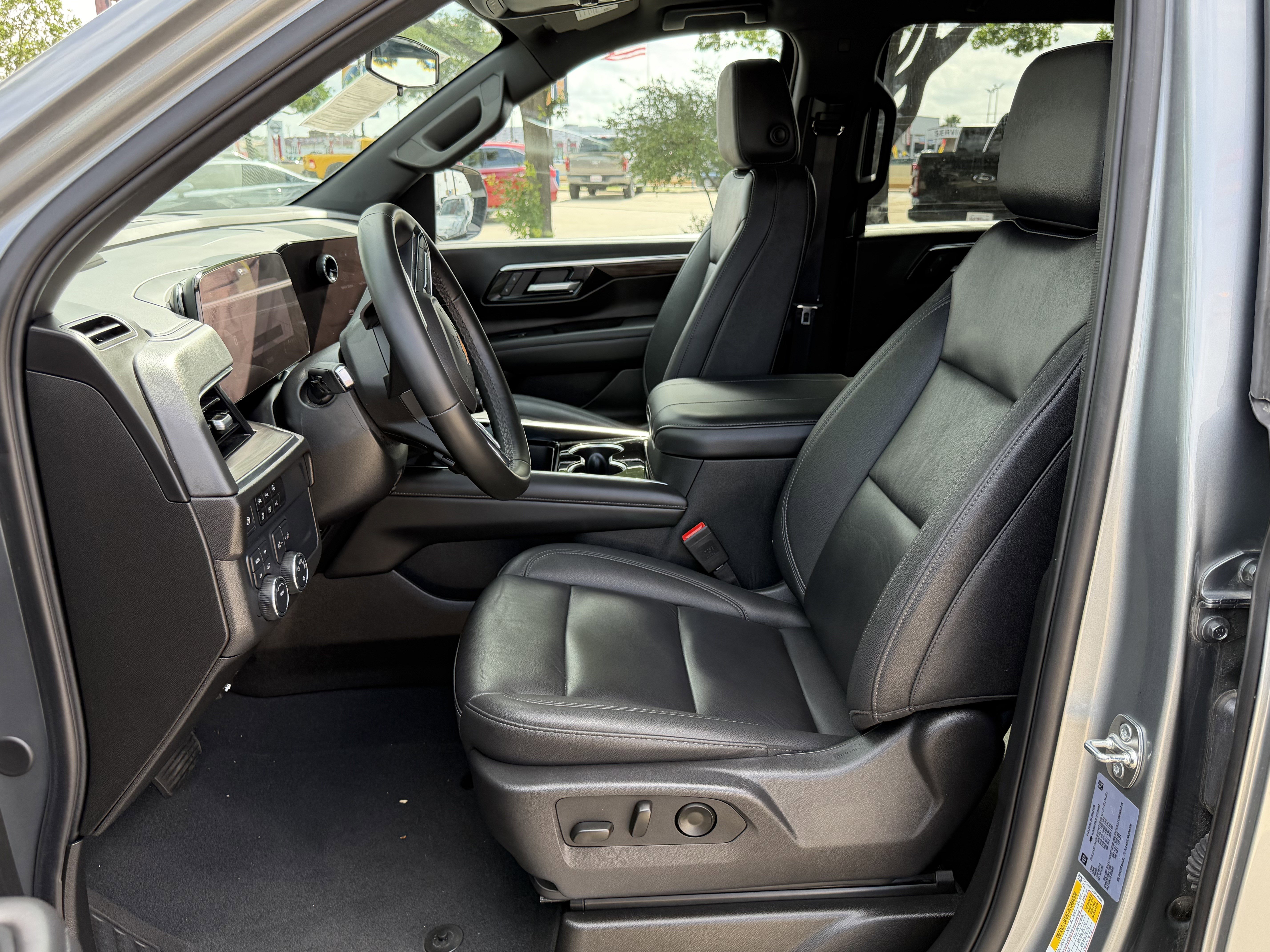 Used 2025 Chevrolet Tahoe LT AWD/4WD image 17