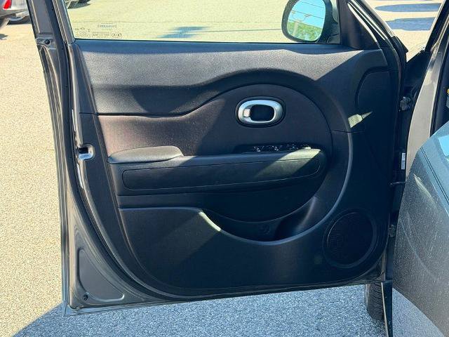 Used 2018 Kia Soul + FWD image 11