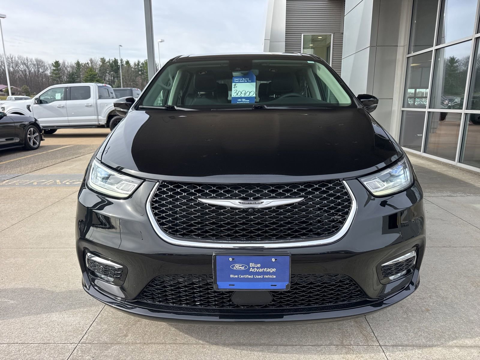 Used 2024 Chrysler Pacifica Touring-L image 11