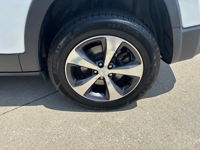 Used 2019 Jeep Cherokee Limited AWD/4WD image 11