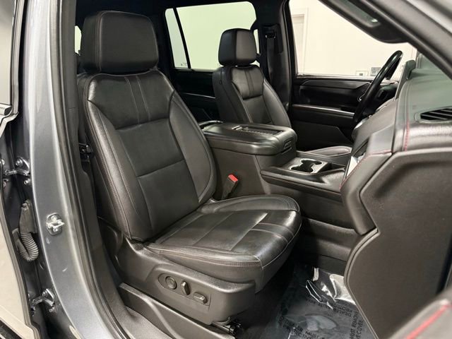 Used 2022 Chevrolet Suburban RST w/ Luxury Package image 40