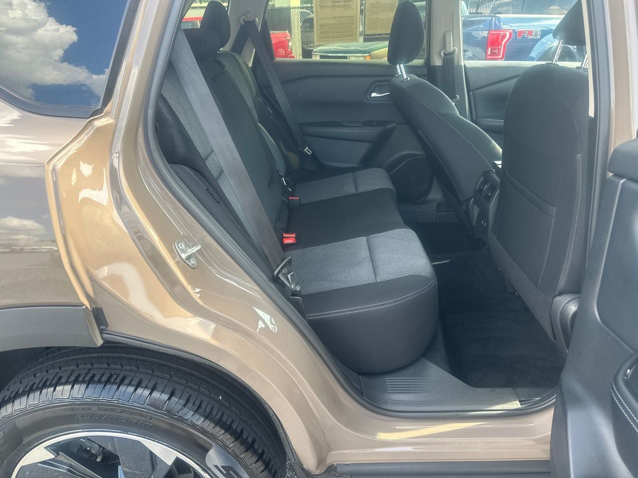 Used 2025 Nissan Rogue SV AWD/4WD image 17