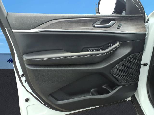 Used 2023 Jeep Grand Cherokee L Limited AWD/4WD image 26