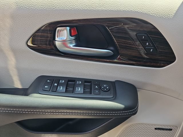 Used 2023 Chrysler Pacifica Limited w/ Uconnect Theater Family Group AWD/4WD image 31