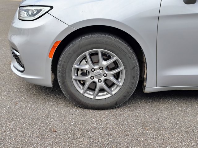 Used 2022 Chrysler Pacifica Touring FWD image 9
