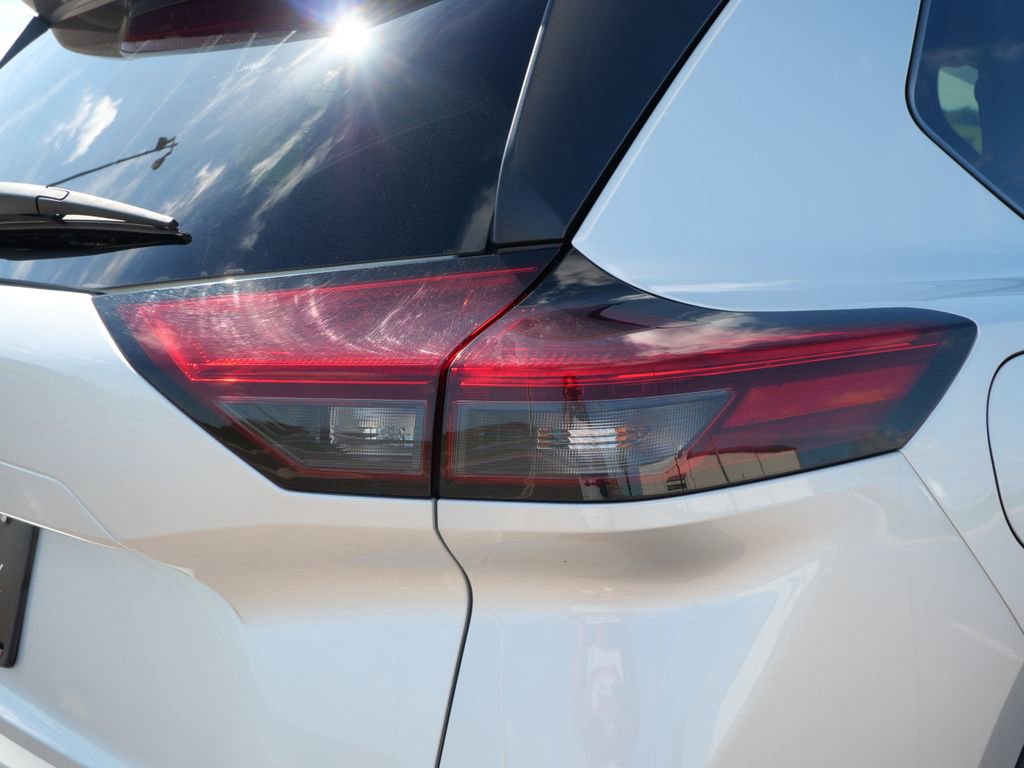 Used 2025 Nissan Rogue SV FWD image 9