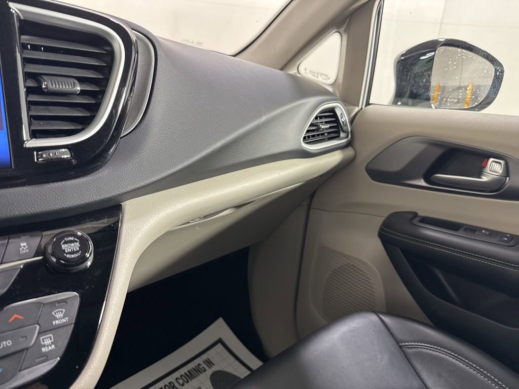 Used 2024 Chrysler Pacifica Touring-L image 31