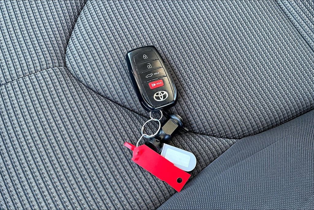 Used 2024 Toyota Highlander LE FWD image 13