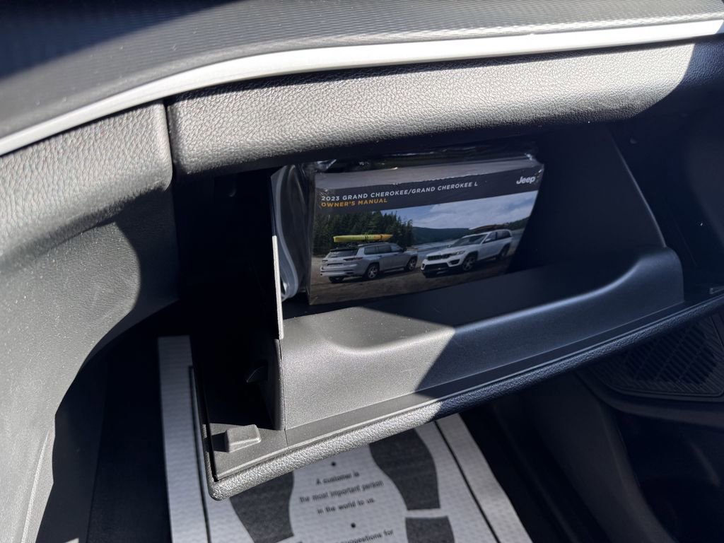Used 2023 Jeep Grand Cherokee Laredo image 25