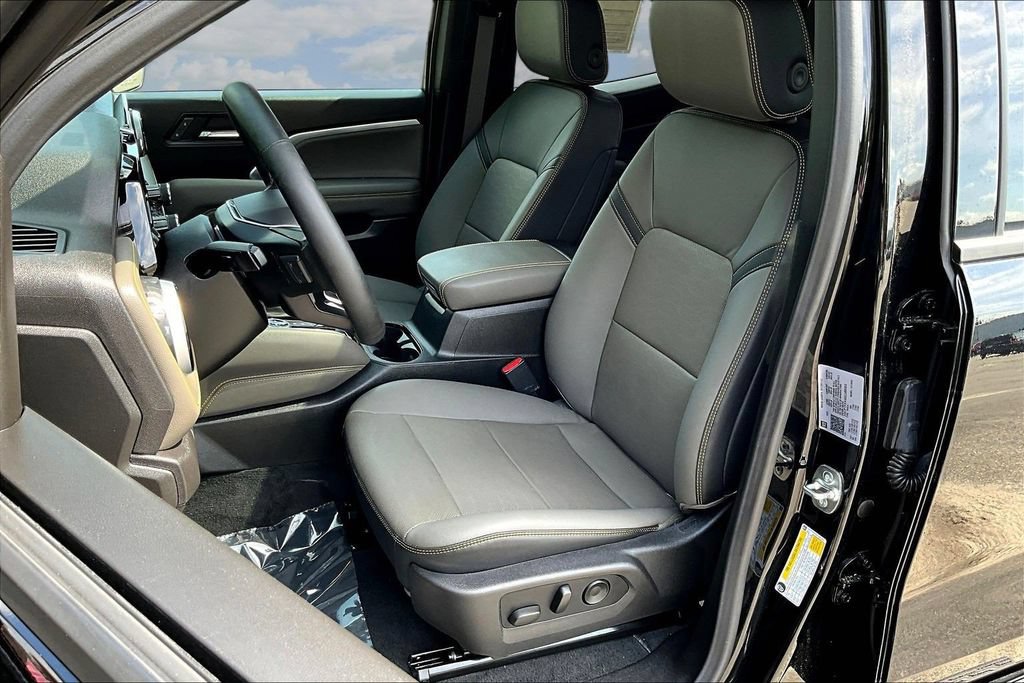 Used 2025 Chevrolet Colorado ZR2 w/ Technology Package AWD/4WD image 24