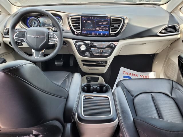 Used 2023 Chrysler Pacifica Touring-L FWD image 7