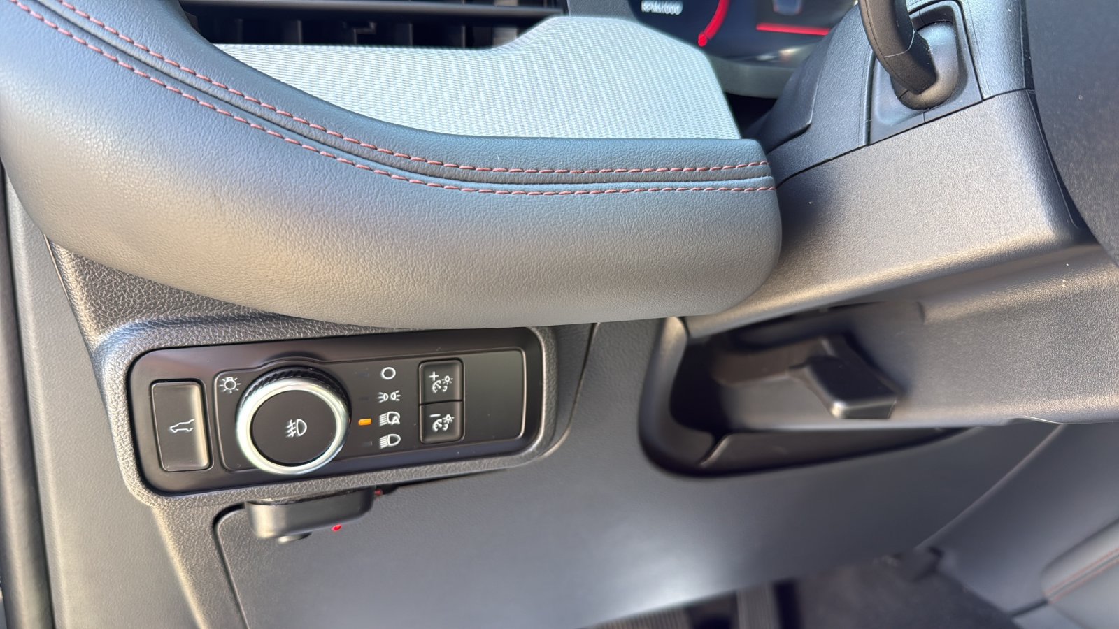 Certified 2025 Ford Explorer Active w/ Active Comfort Package RWD image 17