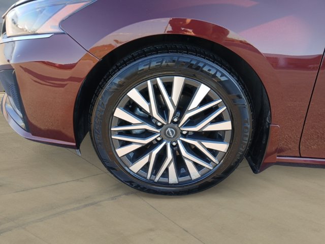 Used 2025 Nissan Altima 2.5 SV FWD image 14