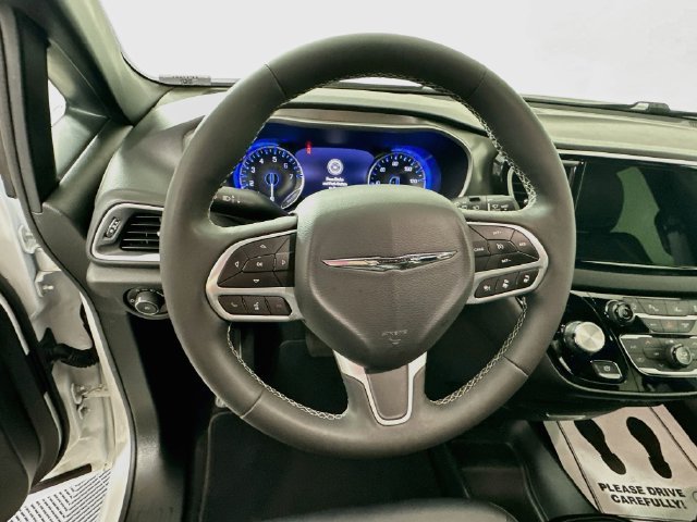 Used 2025 Chrysler Pacifica Select FWD image 16