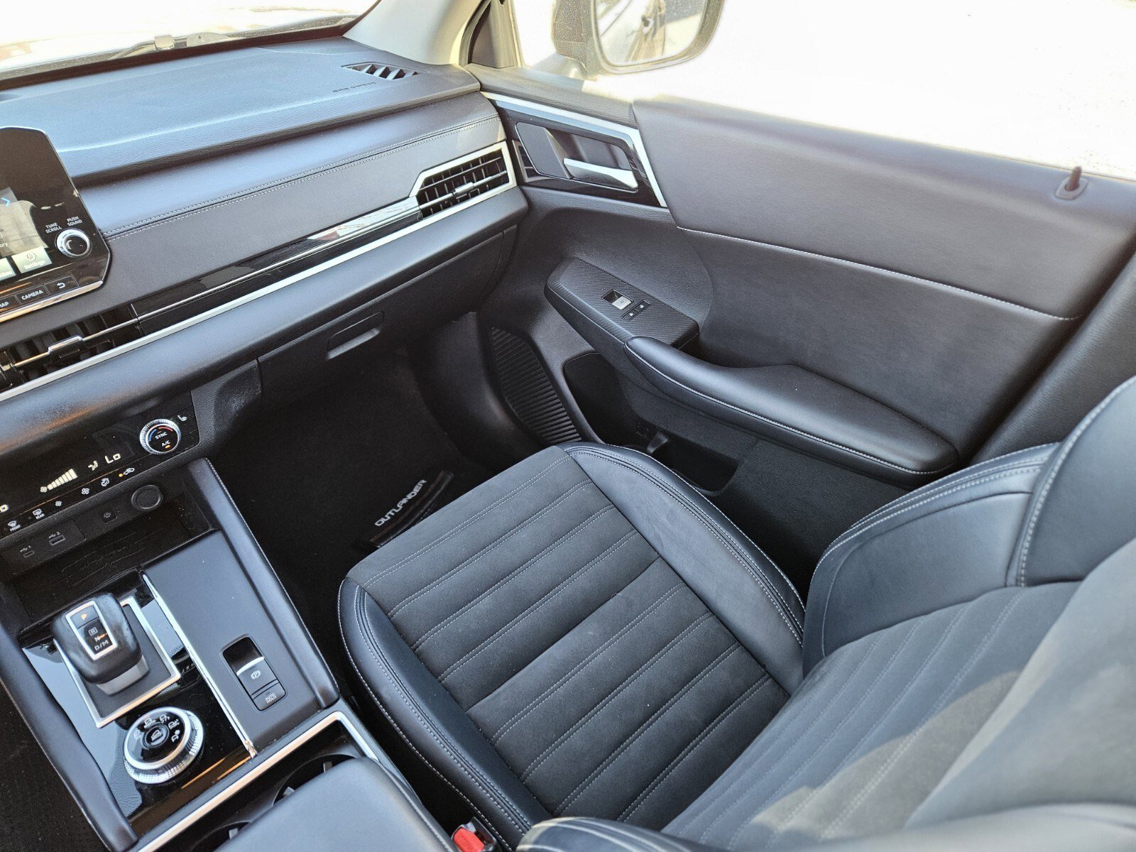 Used 2024 Mitsubishi Outlander SE image 16