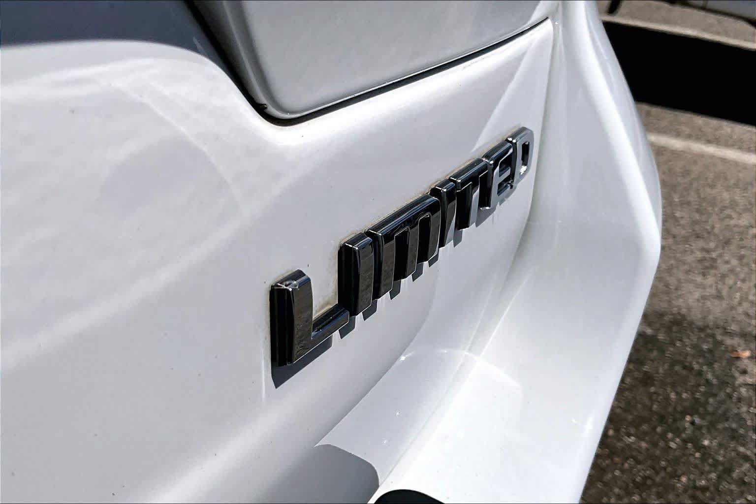 Used 2024 Jeep Grand Cherokee Limited w/ Luxury Tech Group II RWD image 12