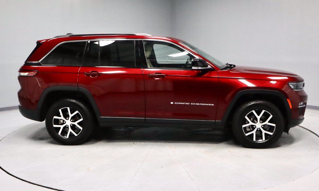 Used 2024 Jeep Grand Cherokee Limited AWD/4WD image 5