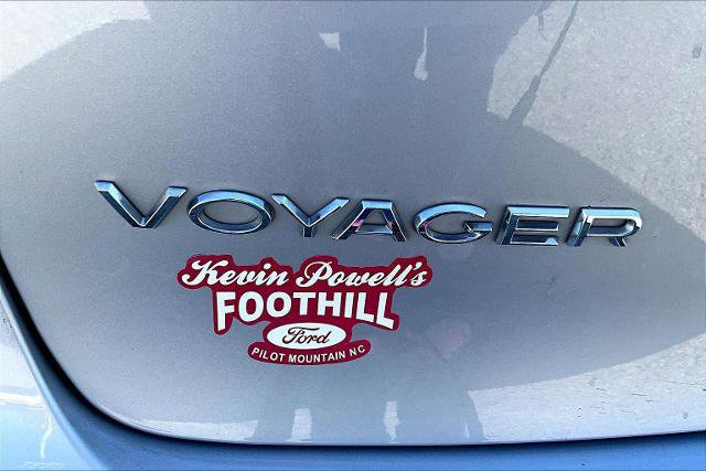 Used 2022 Chrysler Voyager LX image 12