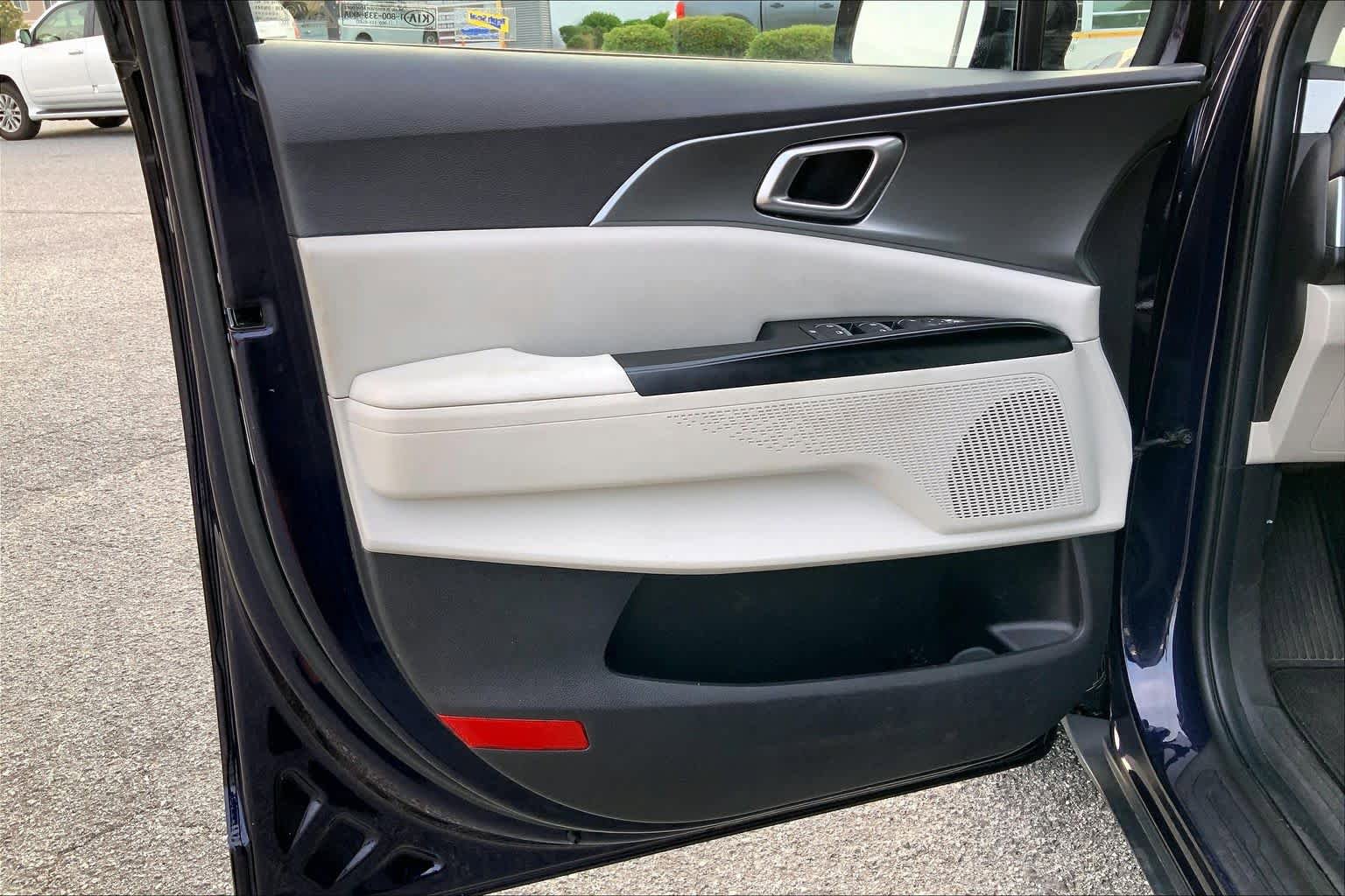 Used 2022 Kia Carnival LX FWD image 20