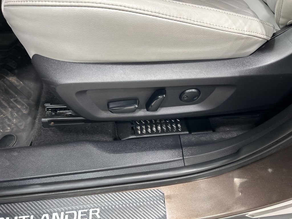 Used 2023 Mitsubishi Outlander 4WD Plug-In Hybrid image 11