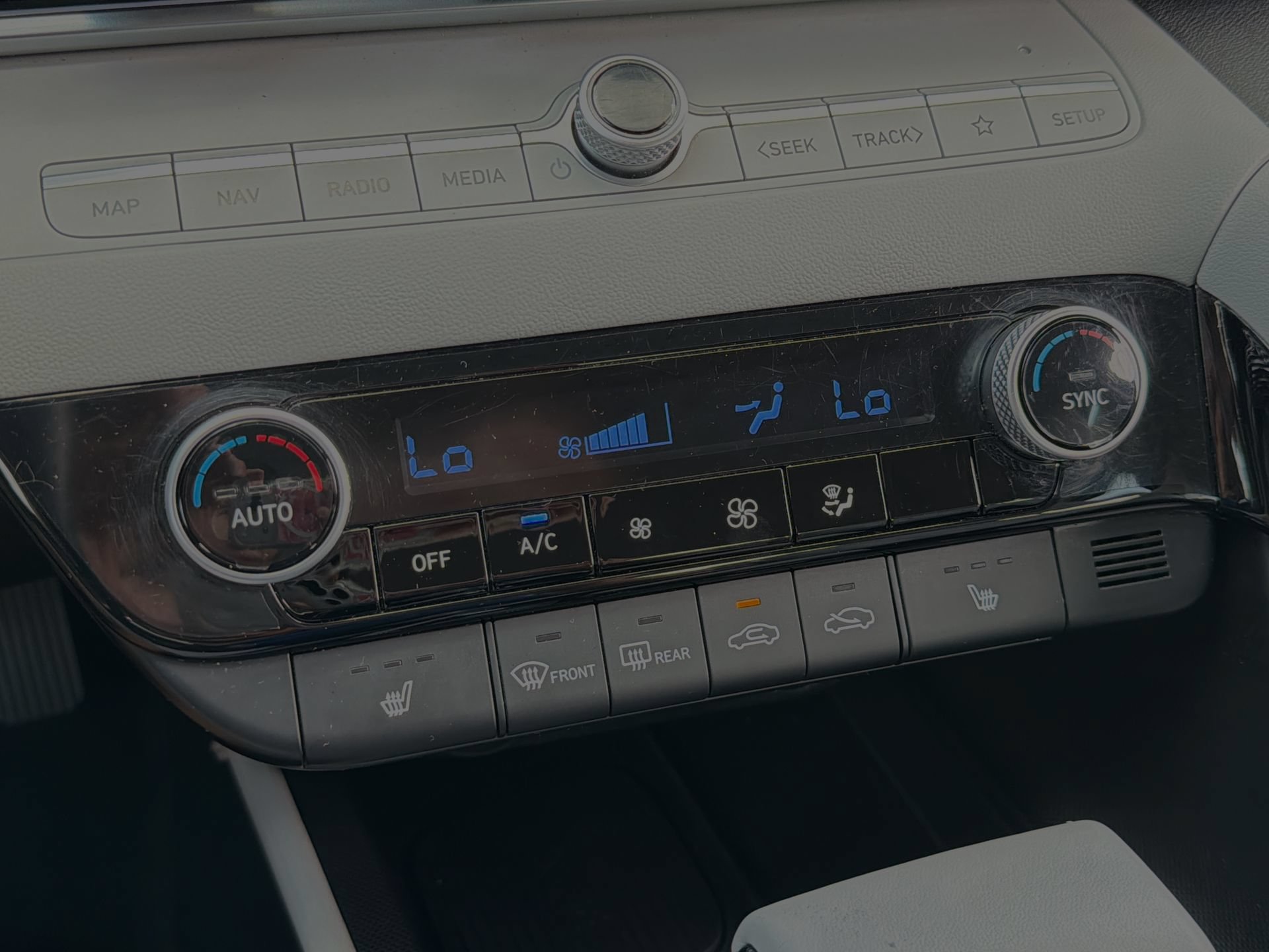 Used 2025 Hyundai Elantra Limited FWD image 19