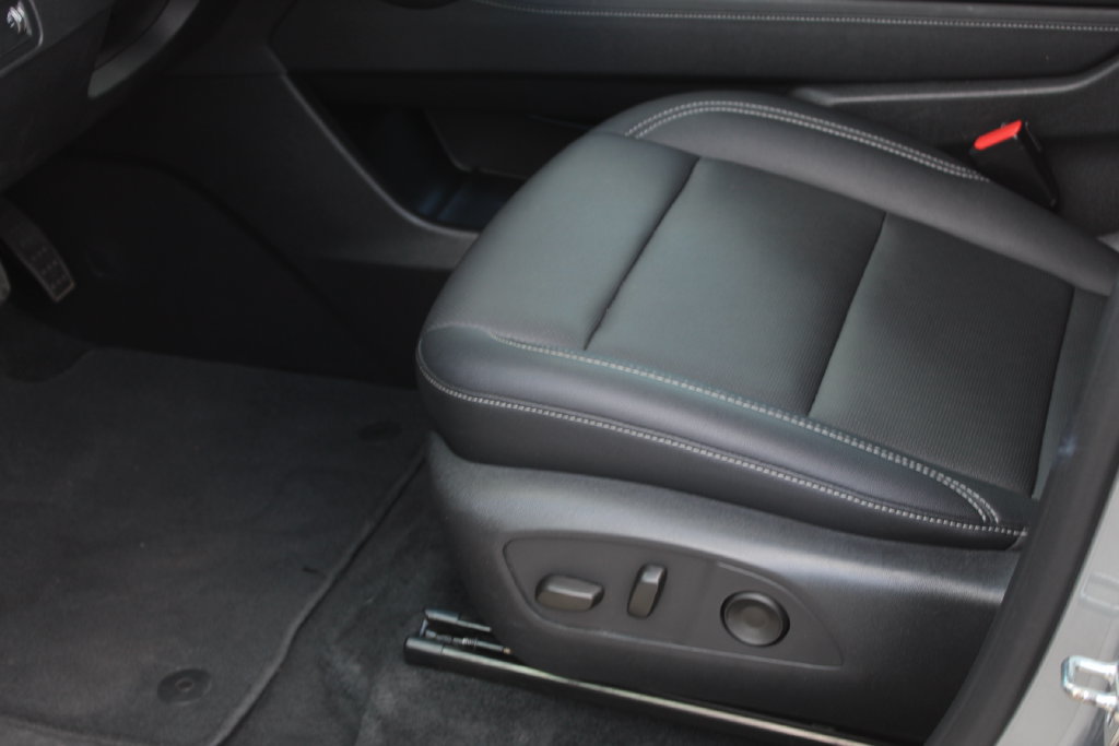 Used 2025 Chevrolet Traverse LT FWD image 13