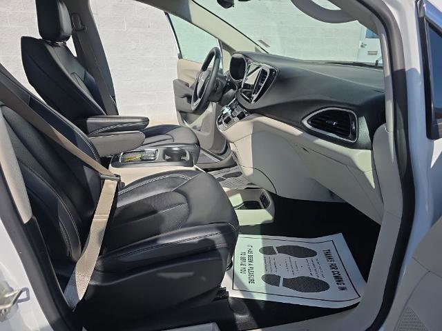 Used 2024 Chrysler Pacifica Touring-L image 17