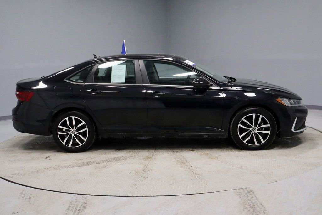 Used 2025 Volkswagen Jetta SE image 6
