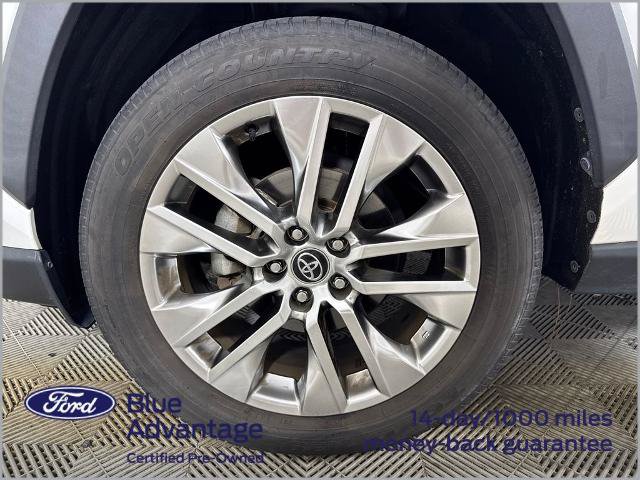 Used 2020 Toyota RAV4 XLE Premium FWD image 14