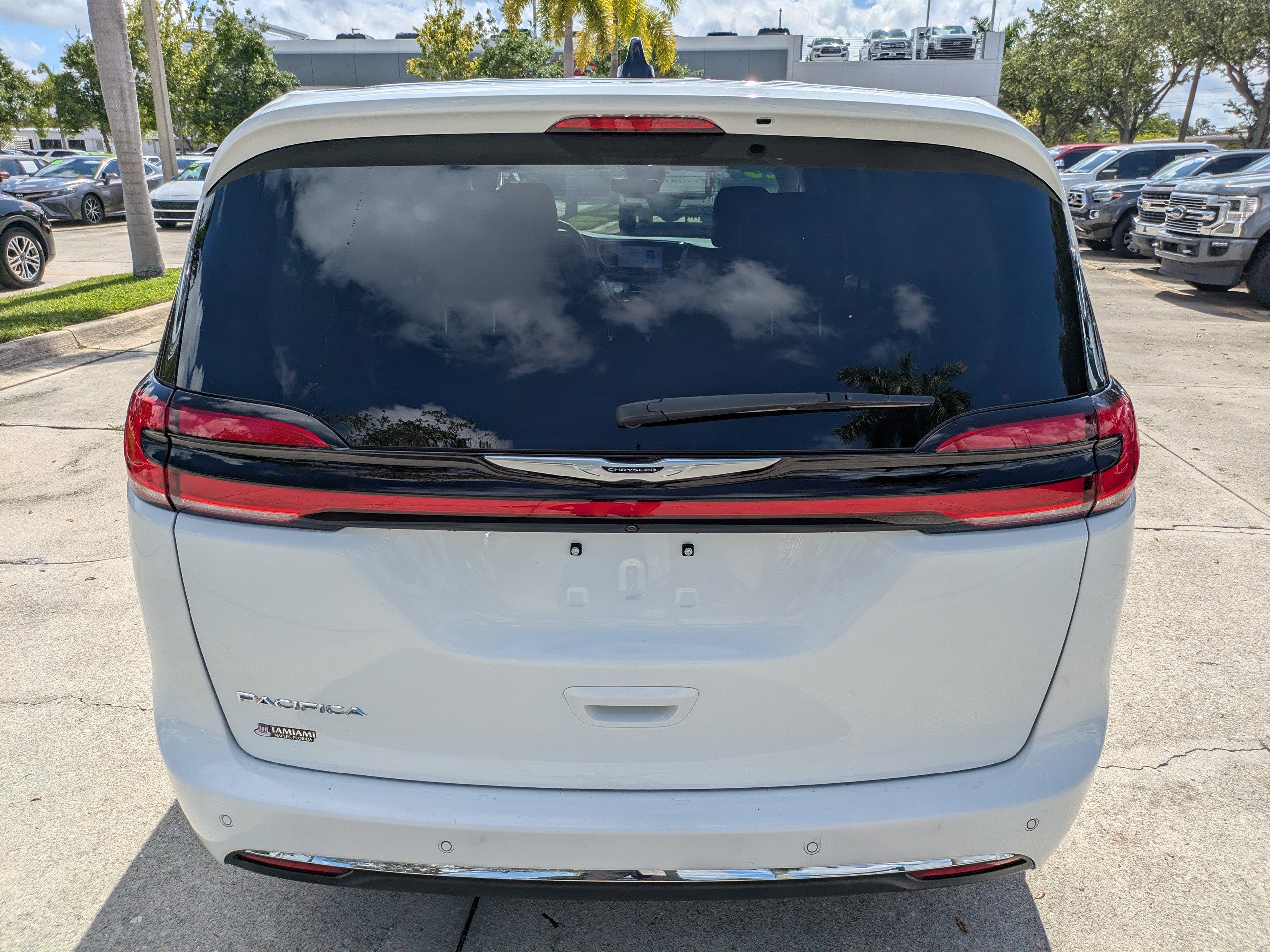 Used 2023 Chrysler Pacifica Touring-L FWD image 5