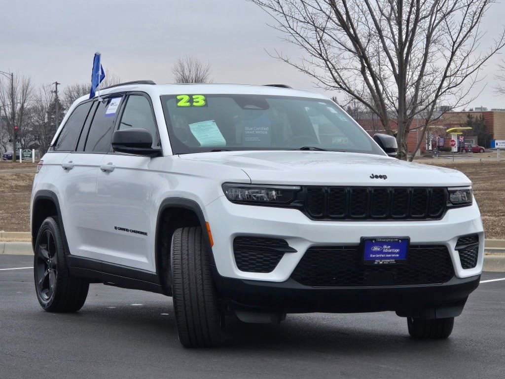 Used 2023 Jeep Grand Cherokee Altitude AWD/4WD image 4