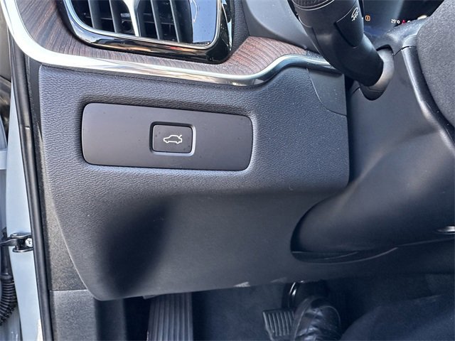 Used 2024 Volvo XC60 B5 Plus image 30